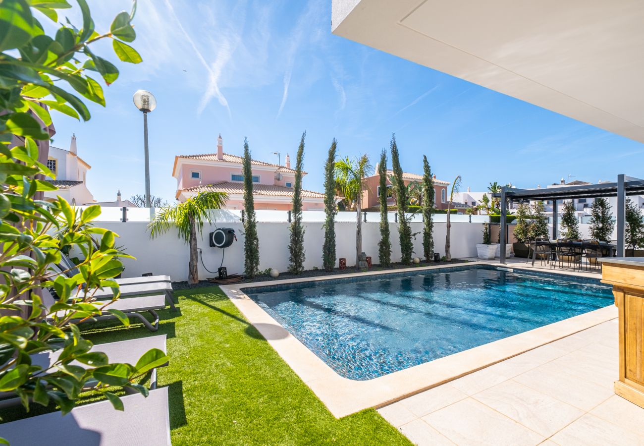 Villa in Albufeira - Villa Kambole com piscina privada aquecida 